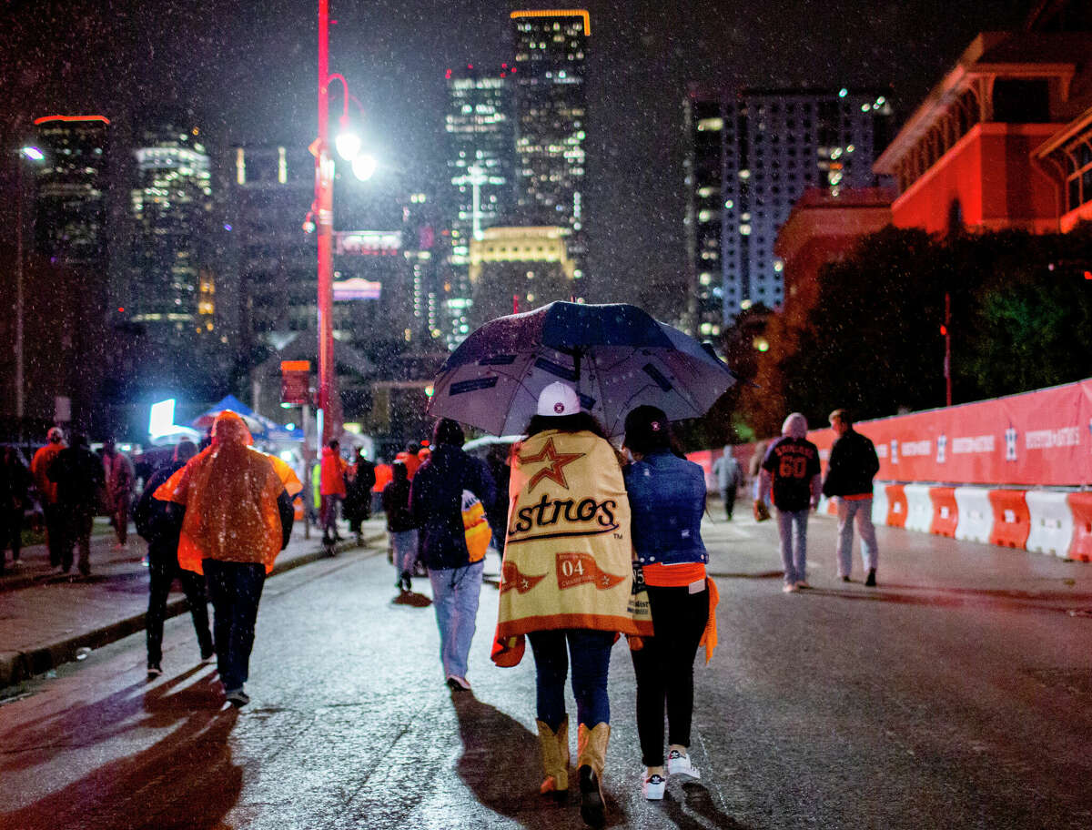 World Series Game 1: Houston's Minute Maid Park closes roof due to stormy  forecast