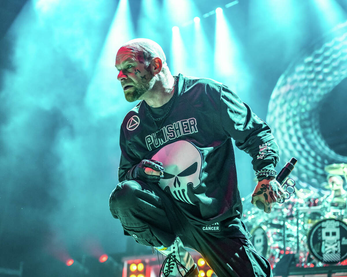 Ivan Moody จาก Five Finger Death Punch ในการแสดง 11 ต.ค. ที่ Chaifetz Arena ในเซนต์หลุยส์