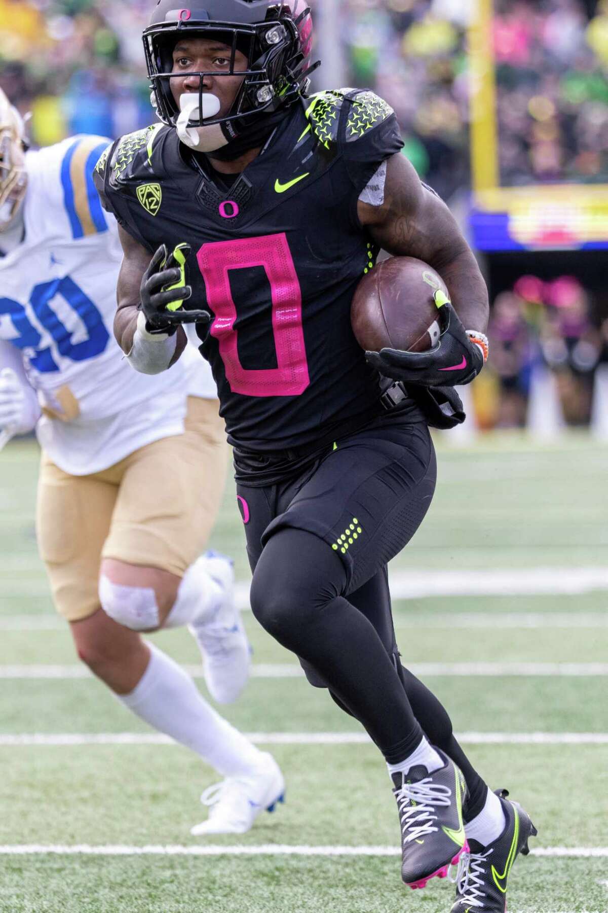 EUGENE, OR - OCTOBER 22: Running back Bucky Irving #0 of the Oregon Ducks runs for touchdown against the UCLA Bruins during the second half at Autzen Stadium on October 22, 2022 in Eugene, Oregon. (Photo by Tom Hauck/Getty Images)