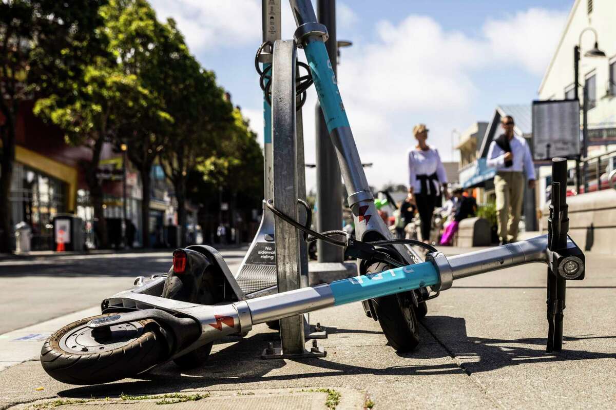 2022年9月13日，旧金山渔人码头附近的杰斐逊街，一辆翻倒的摩托车。