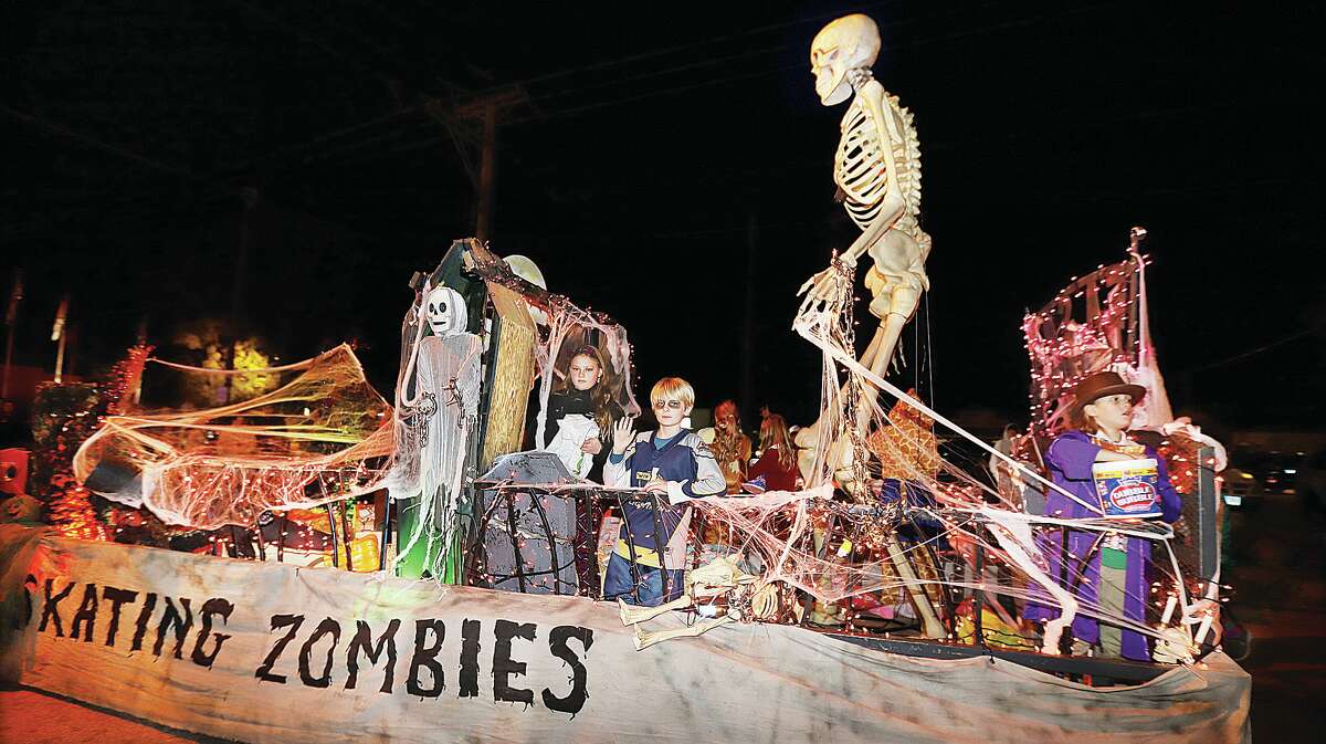 Kids come out for East Alton Halloween parade