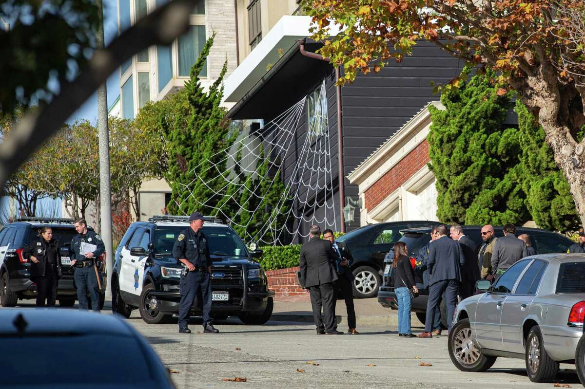 南希·佩洛西的丈夫保罗·佩洛西遭到袭击后，警察、联邦调查局和调查人员站在她位于旧金山的住所外。