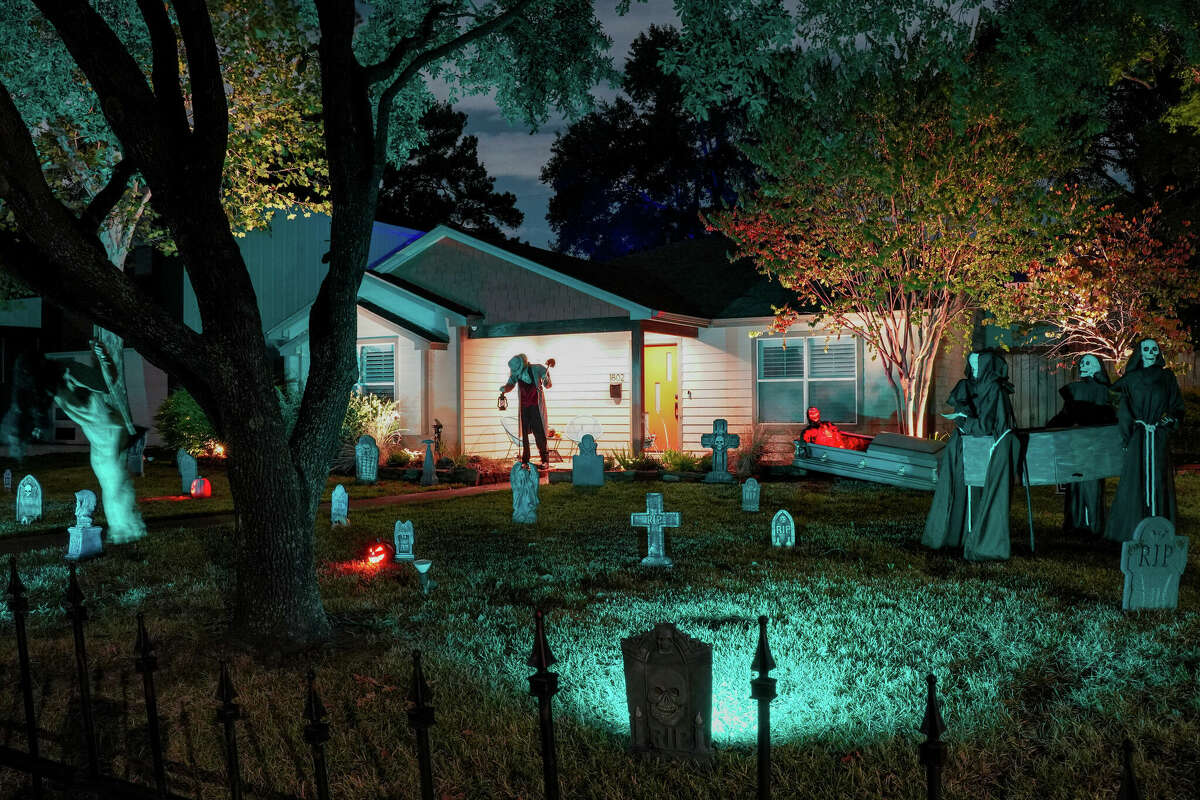 FOX 26 Houston - BEST HALLOWEEN DECOR! This creepy yard in The