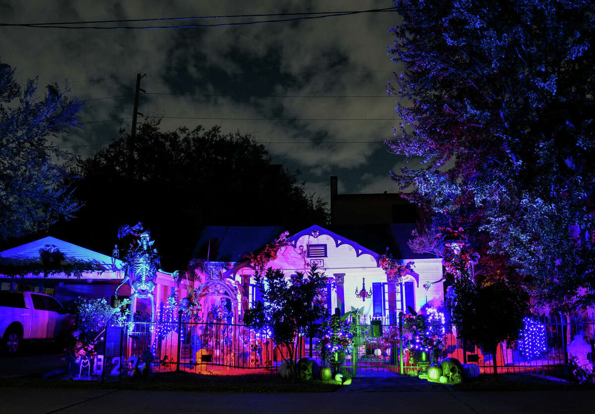 FOX 26 Houston - BEST HALLOWEEN DECOR! This creepy yard in The