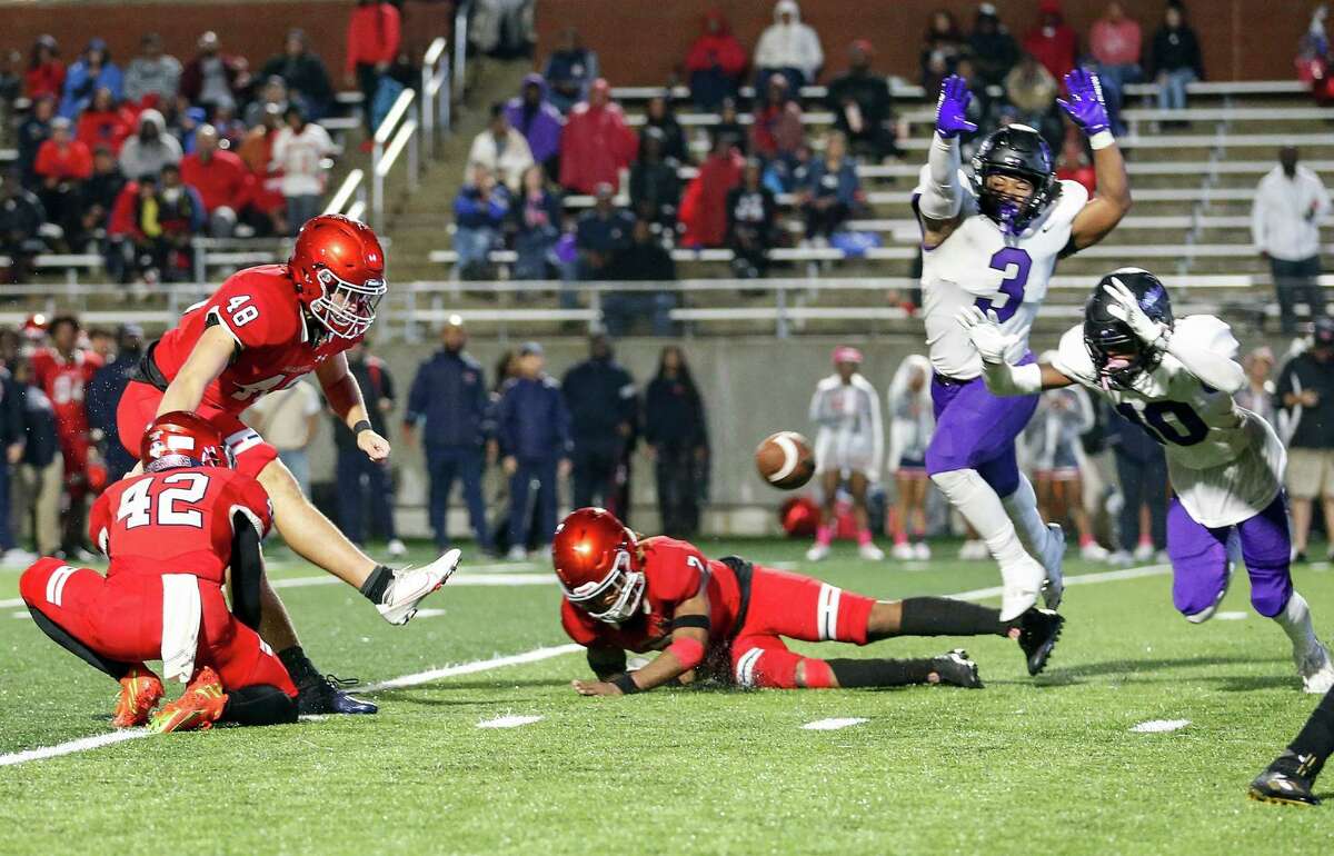 Fulshear Chargers grind out win against Manvel Mavericks