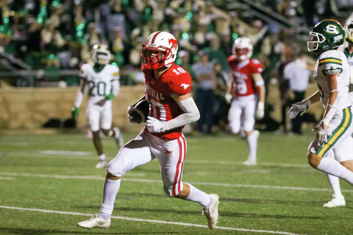HOUSTON, TX OCT 2188: Memorial Mustangs Kyle Siblik (10) runs to the end zone to score a touchdown in the fourth quarter during the District 17-6A high school football game between the Stratford Spartans and Memorial Mustangs at Darrell Tully Stadium in Houston, Texas.
