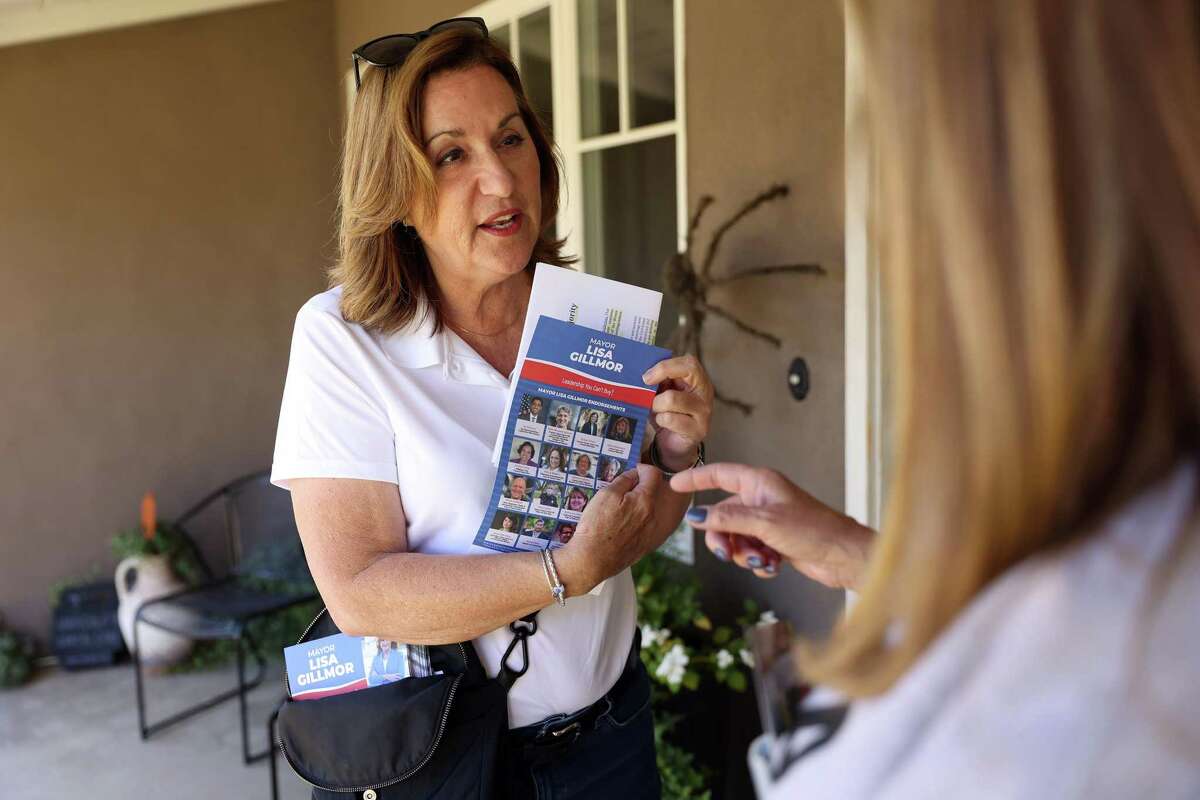 上个月，市长丽莎·吉尔莫(Lisa Gillmor)在圣克拉拉拉票时，散发着写有“你买不到的领导力”的传单。49人队已经花费了450多万美元，试图影响该市的市长选举和两场市议会选举。