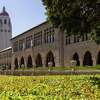 2022年6月28日，胡佛塔在斯坦福大学瓦伦堡大厅上方。
