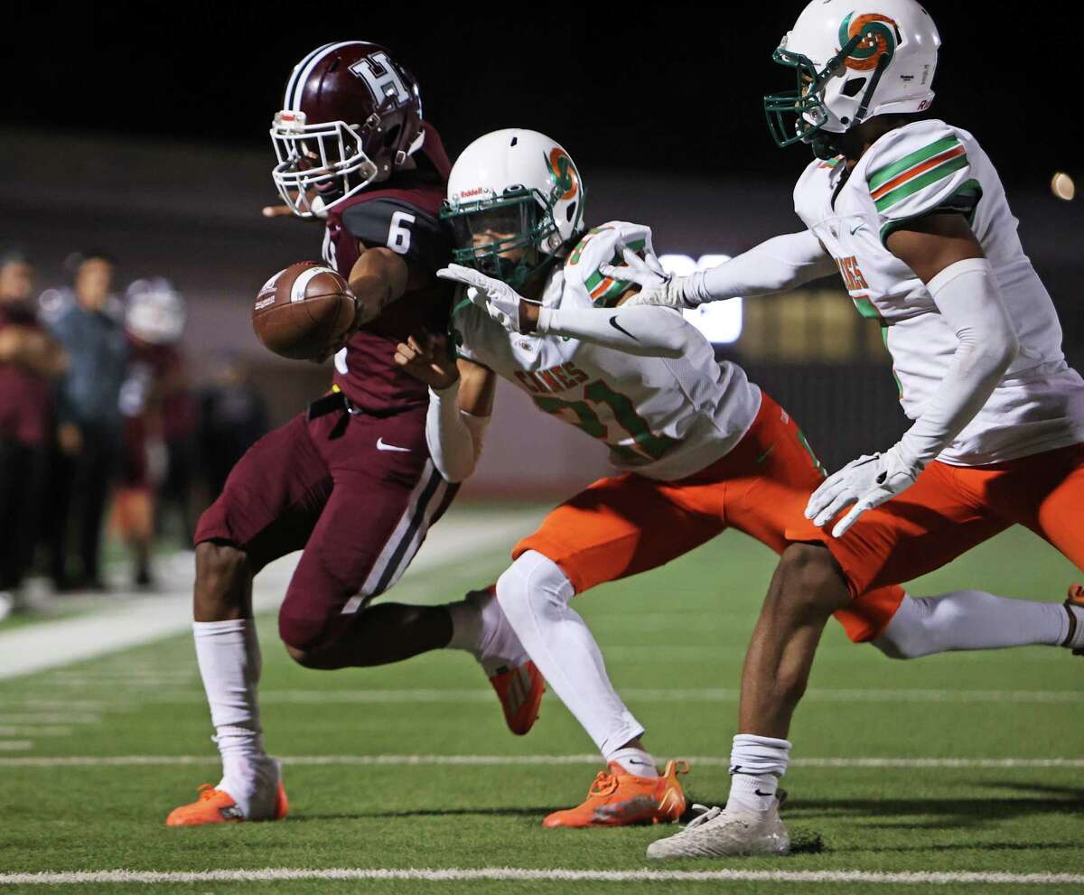 Highlands quarterback Willie Gaskin (6) stretches the ball across the goal line for a touchdown during the UIL football game against Sam Houston Friday, Oct. 28, 2022, at the Alamo Stadium in San Antonio, Texas.