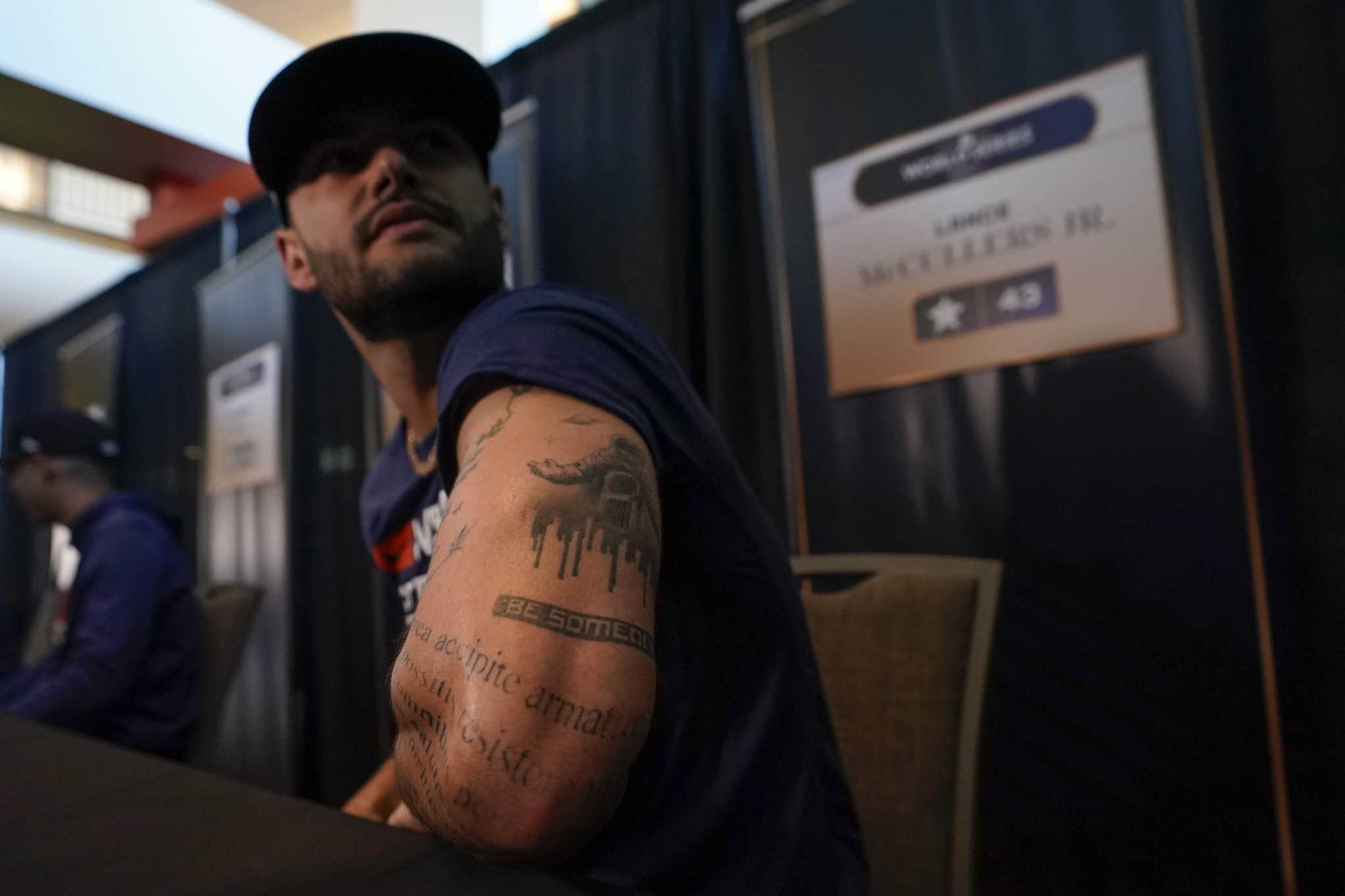 Manvel man tattoos Astros players' signatures on his arm