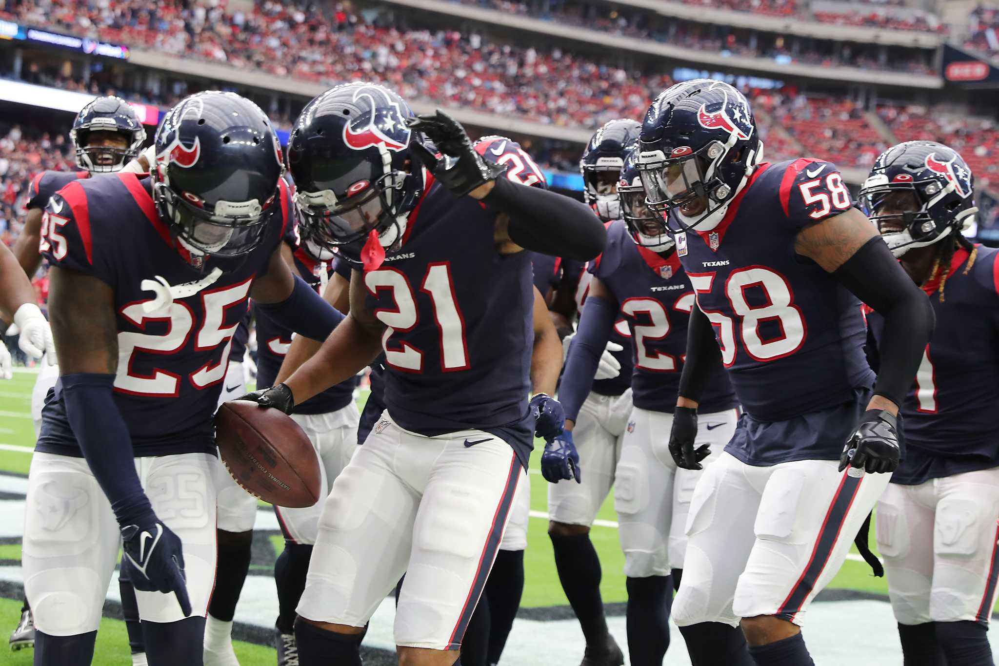 Texans at Titans game kicks off after hour delay due to cold