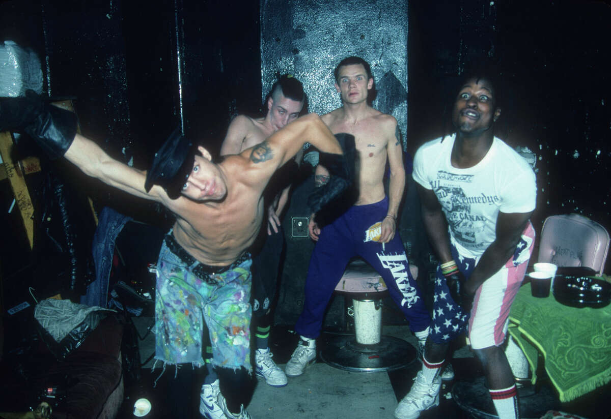 ريد هوت تشيلي بيبرز (من اليسار إلى اليمين) أنتوني جاديس ، جون فروشيانت ، مايكل "برغوث" Balzary ، DH Peligro يقف لالتقاط صورة وراء الكواليس في First Avenue Nightclub في مينيابوليس ، مينيسوتا في 16 نوفمبر ، 1988. 