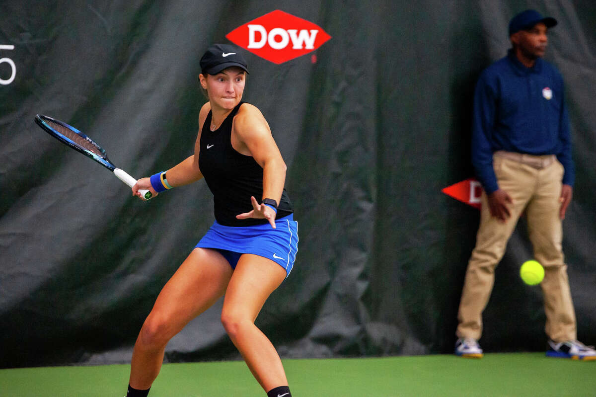 Ellie Coleman aus Midland bereitet sich darauf vor, den Ball während ihres Qualifikationsspiels gegen Jamie Loeb beim Dow Tennis Classic 2022 zurückzugeben.