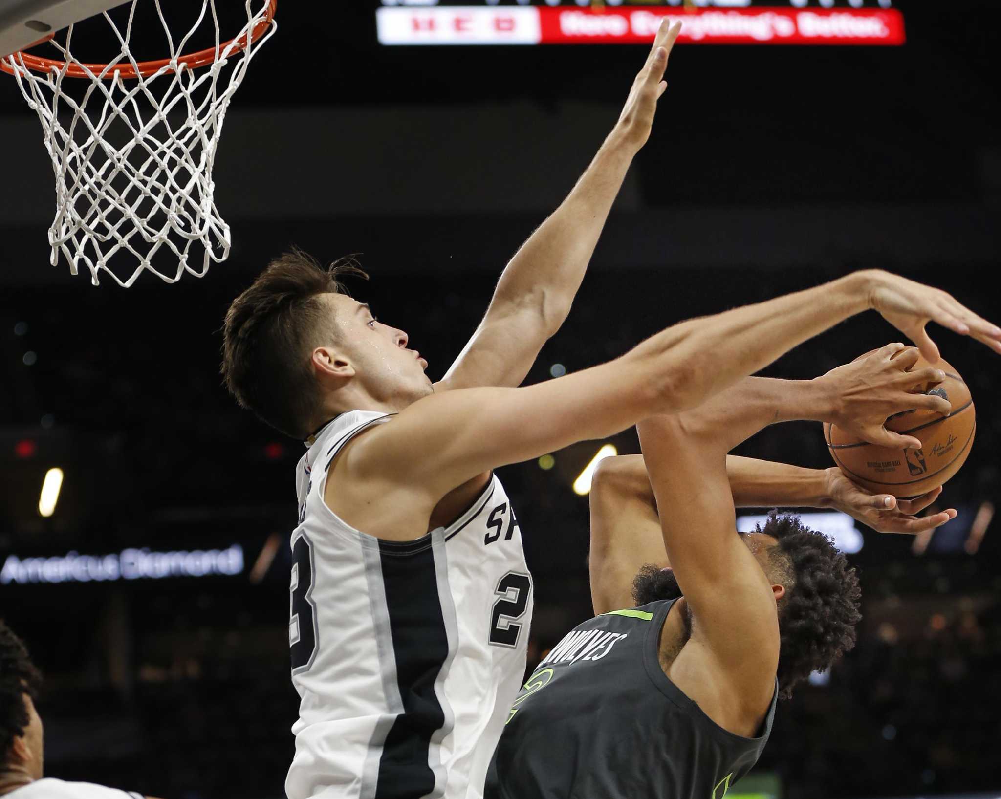 Spurs' Zach Collins has leg fracture