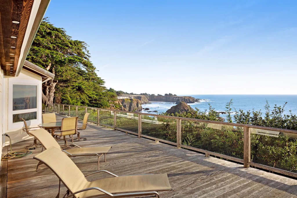 Mendocino Vrbo: Oceanfront views abound at this waterfront property