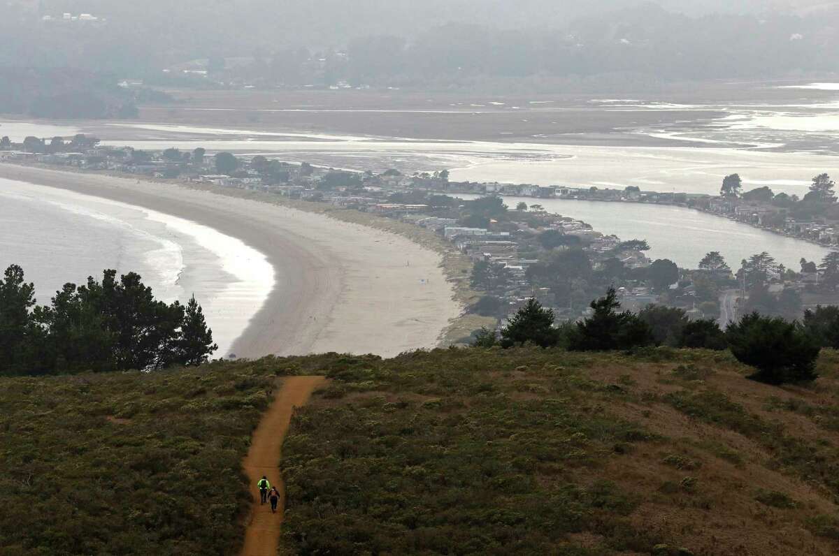 徒步旅行者沿着Dipsea Trail走向斯廷森海滩。