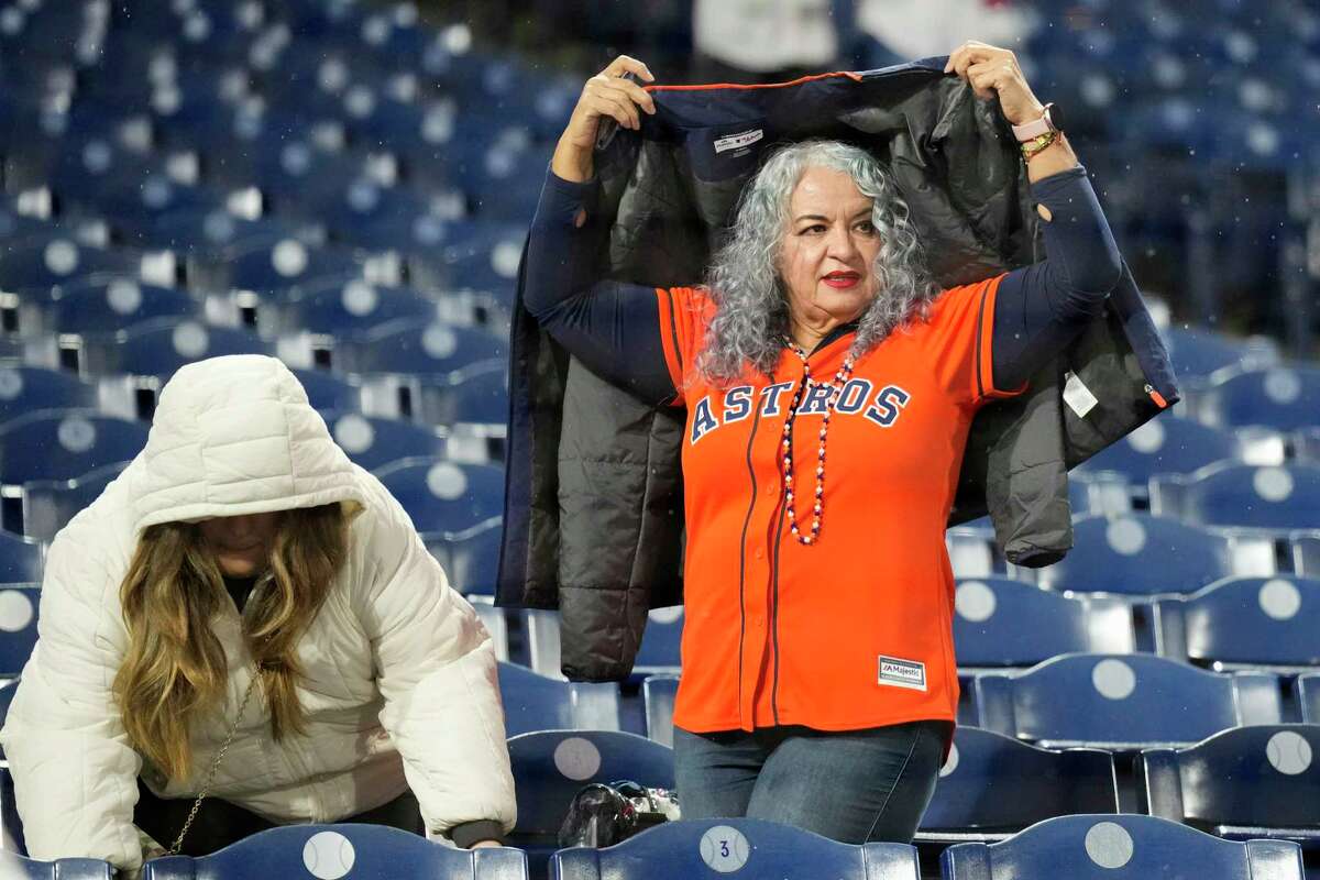 Fans welcome open roof, as long it doesn't rain on Astros on-field win