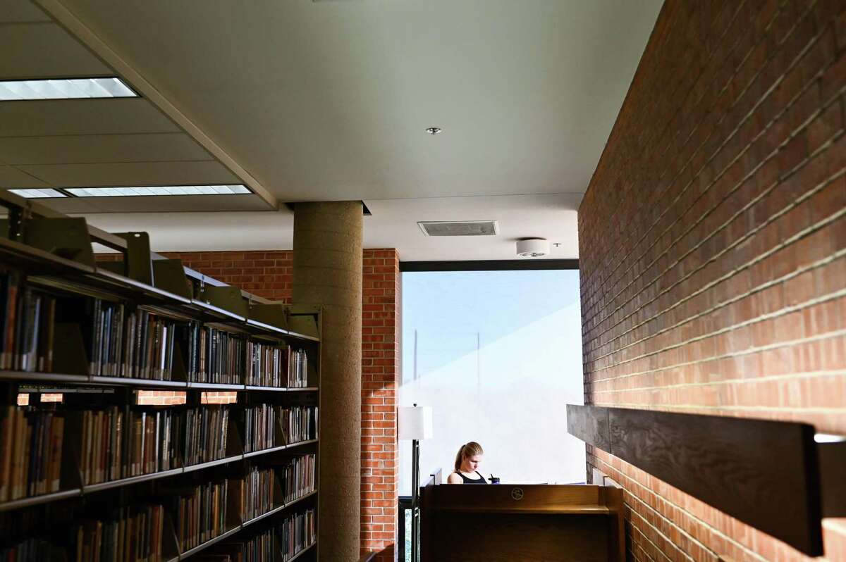 S.A. big universities recover enrollment as smaller ones struggle