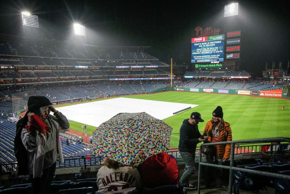 Rain or shine, Phillies fans head to Citizens Bank Park despite weather and  delay – NBC10 Philadelphia