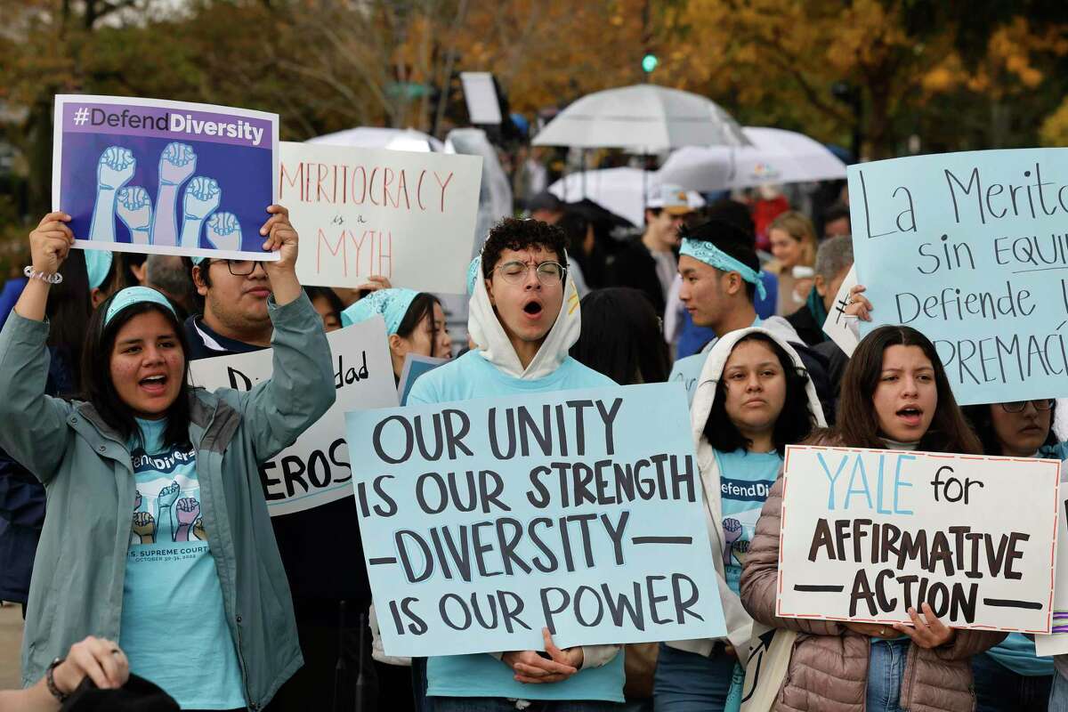 高等教育平权法案的支持者周一在华盛顿特区的美国最高法院前集会