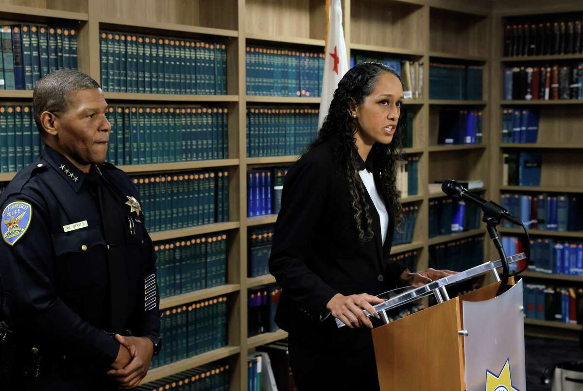 旧金山地区检察官布鲁克·詹金斯宣布对大卫·德佩普的指控，同时宣布的还有旧金山警察局局长比尔·斯科特。