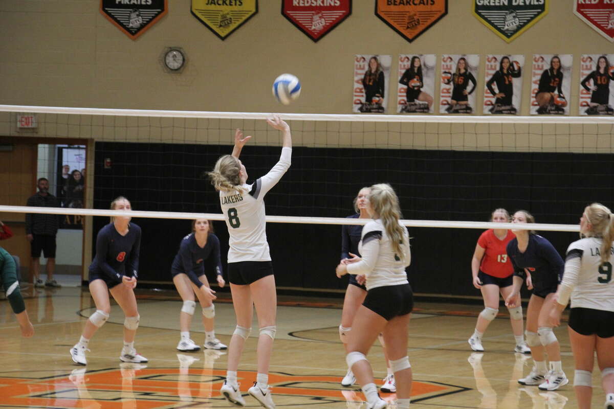 Laker's Izzy Herford goes for a kill.