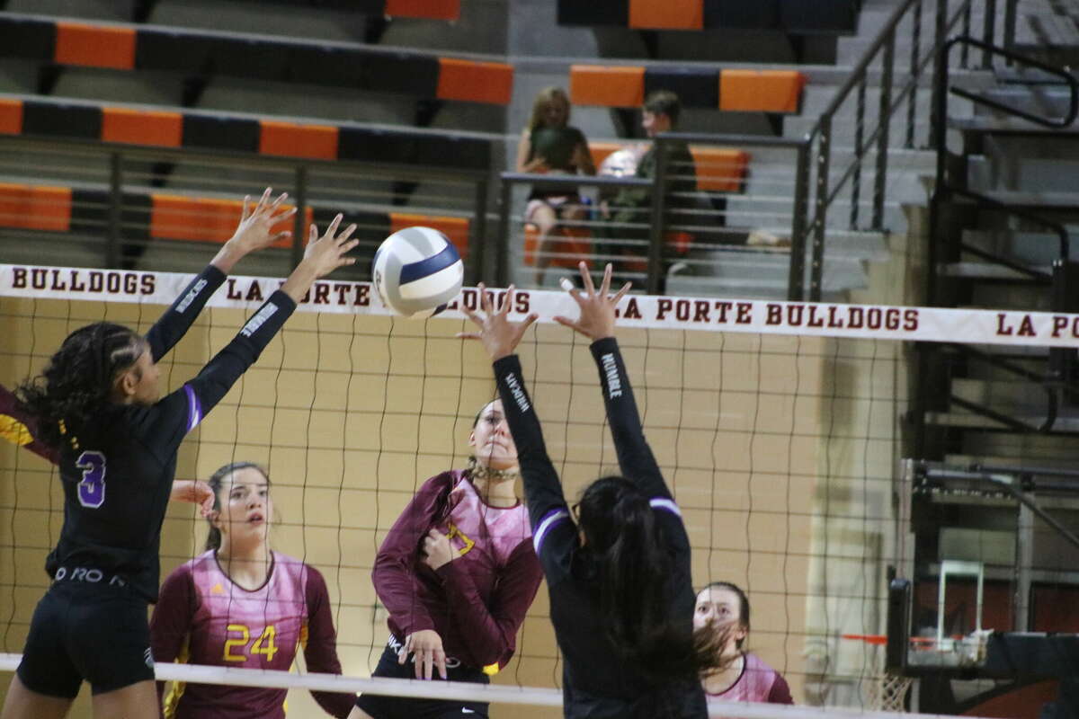 Deer Park's Cayley Hanson watches a teammate split Humble's defense during the bi-district match Monday.
