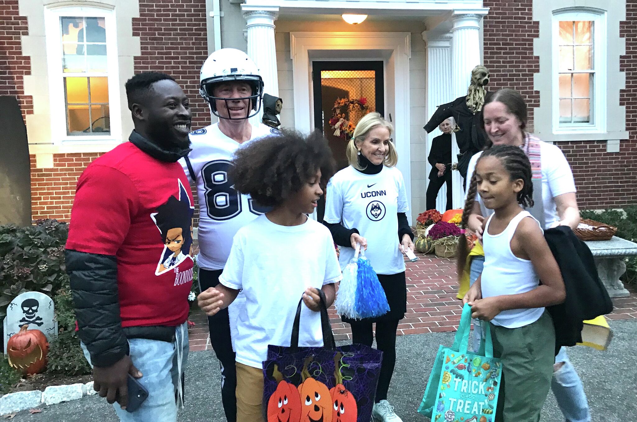 Teen tenendo lo sfiatatoio dalla indossa il suo Tartarughe Ninja costume  per raccogliere Halloween Trick or Treat candy. St Paul Minnesota MN USA  Foto stock - Alamy