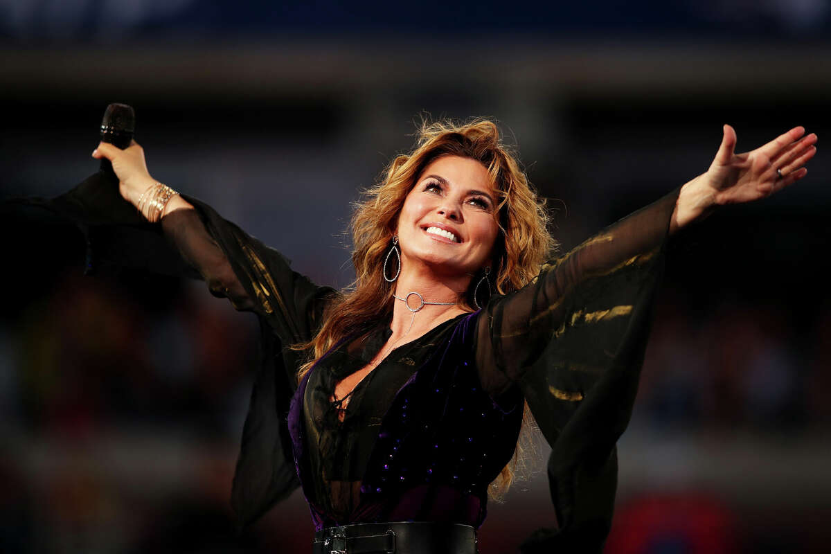 NEW YORK, NY - AUGUST 28: Shania Twain performs during the opening ceremony on Day One of the 2017 US Open at the USTA Billie Jean King National Tennis Center on August 28, 2017 in the Flushing neighborhood of the Queens borough of New York City. (Photo by Clive Brunskill/Getty Images)