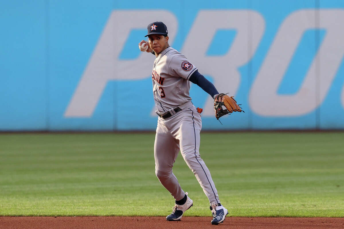 Astros SS Jeremy Peña wins historic Gold Glove Award