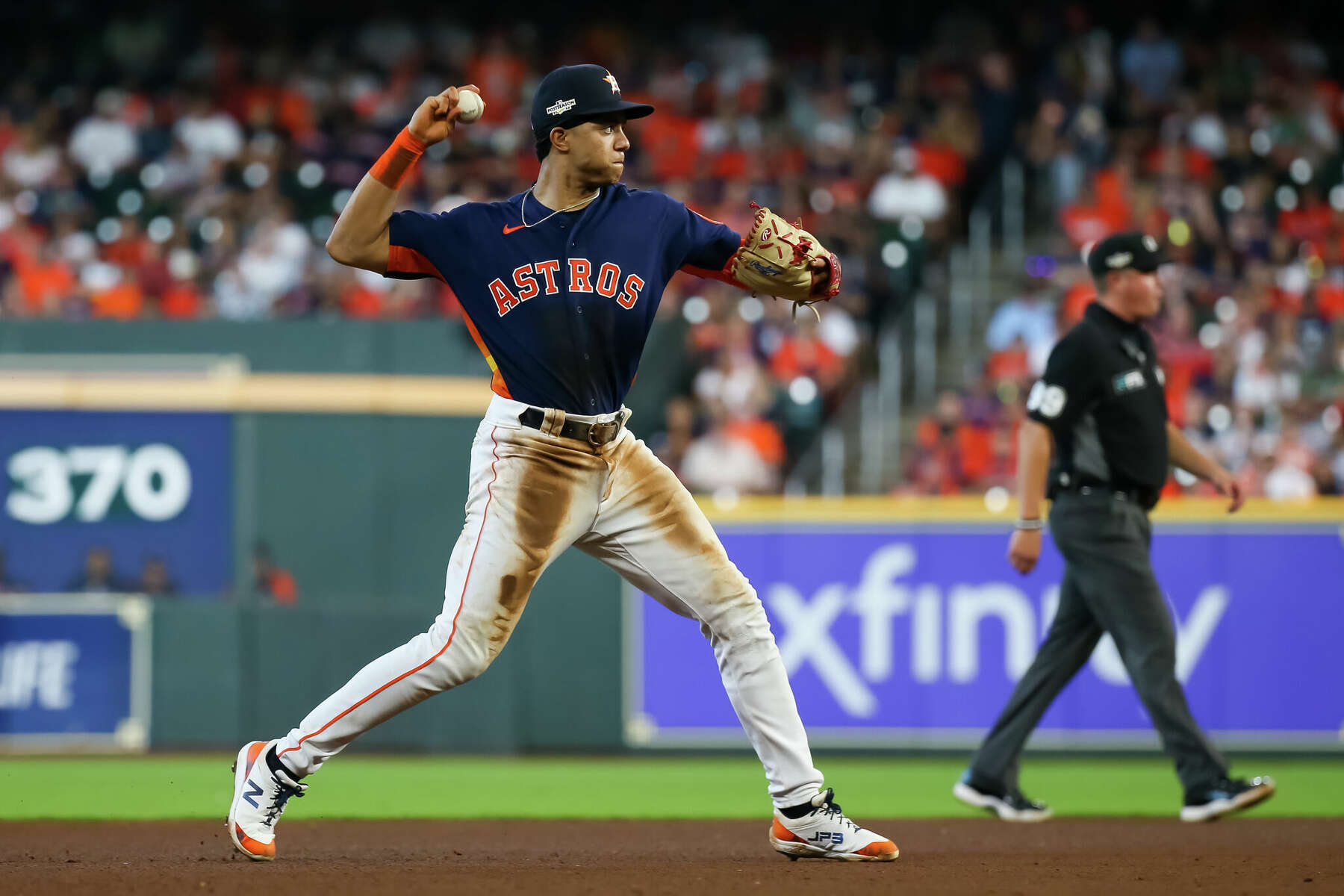 Why Astros' Jeremy Peña makes heart sign after big plays