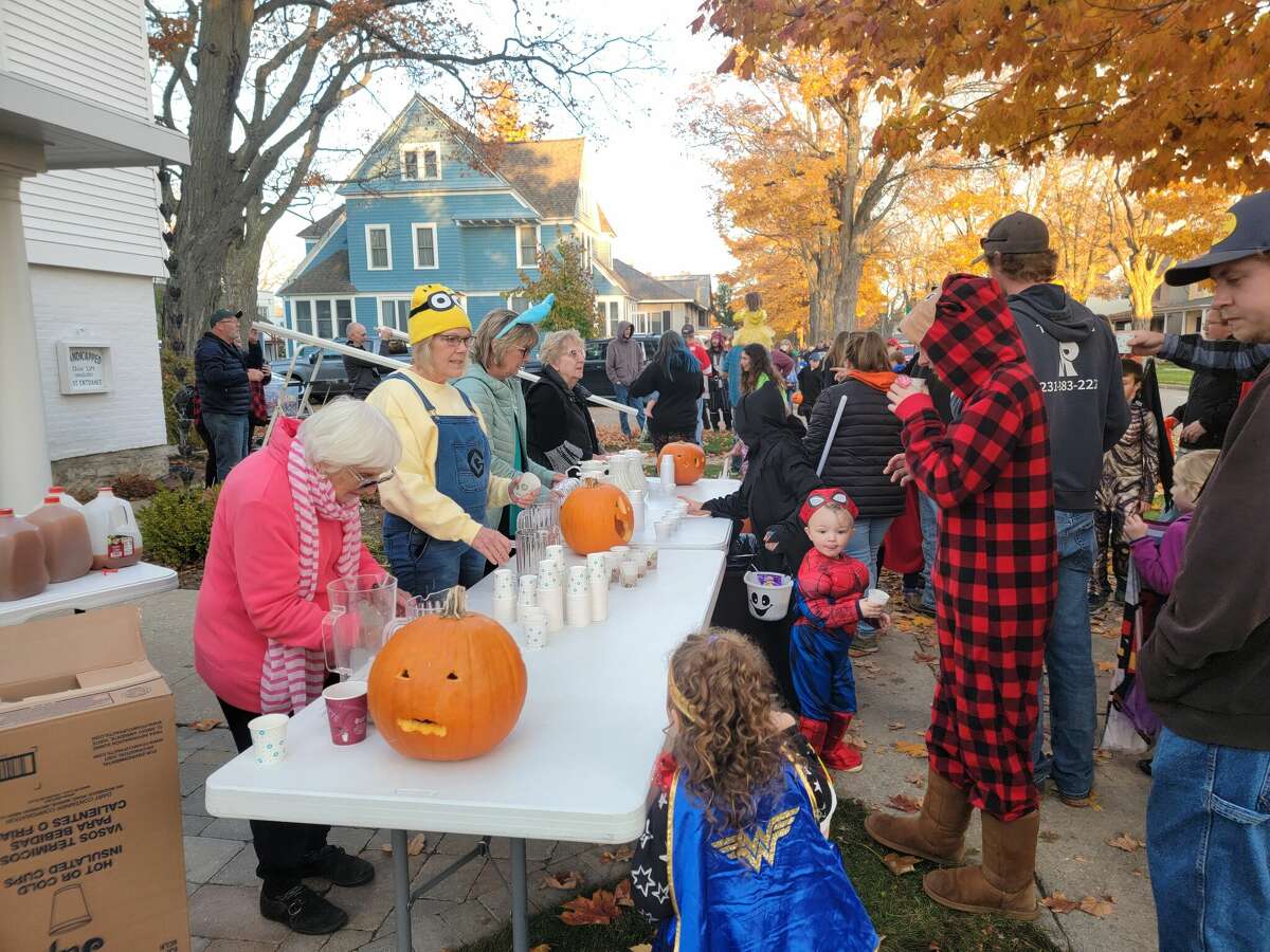 The First Congregational Church of Frankfort hands out snacks and cider during Halloween of 2022. 
