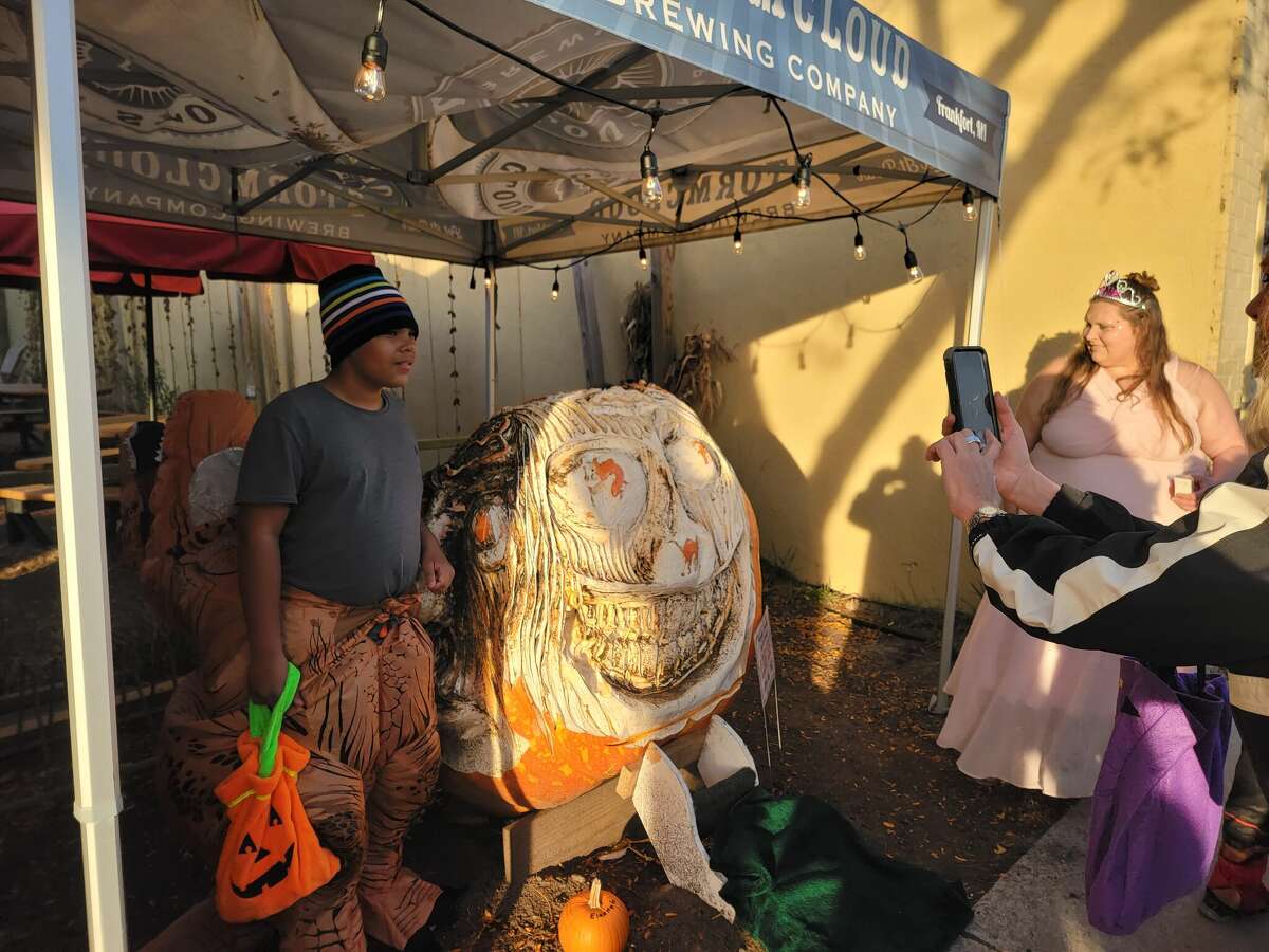 Halloween brings visitors to Frankfort's Trunk or Treat