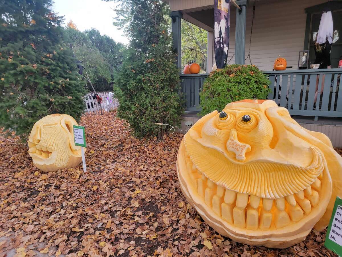 Halloween brings visitors to Frankfort's Trunk or Treat