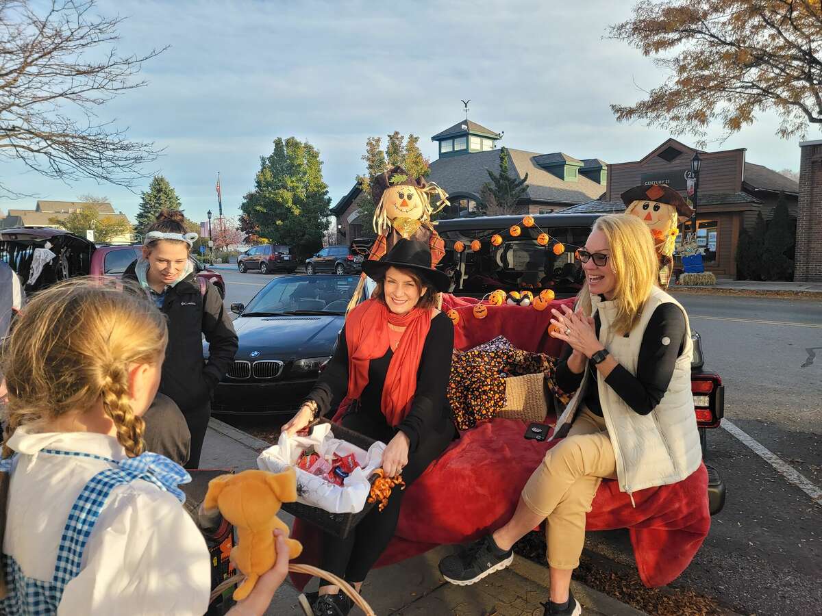 Halloween brings visitors to Frankfort's Trunk or Treat