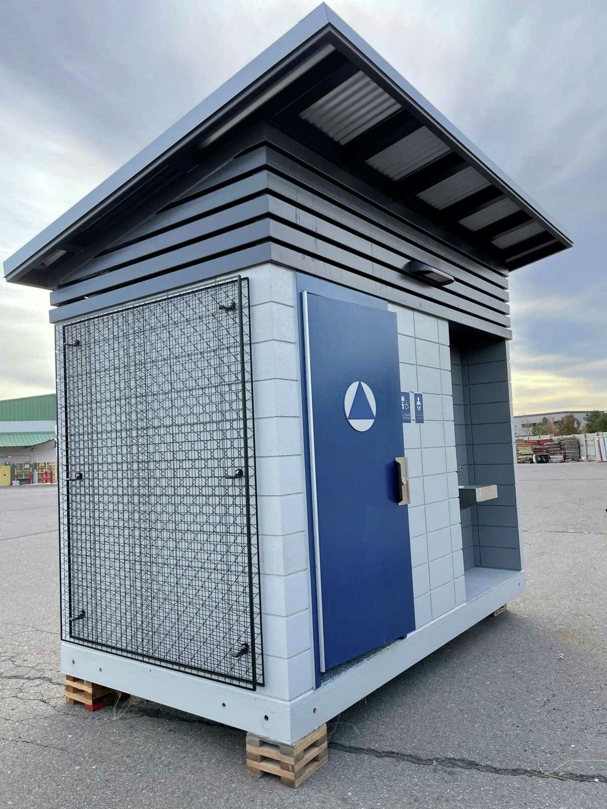 公共厕所公司(Public Restroom Co.)将为诺埃谷镇广场(Noe Valley Town Square)提供一间浴室，但该厕所必须经过旧金山六部门的审批程序。