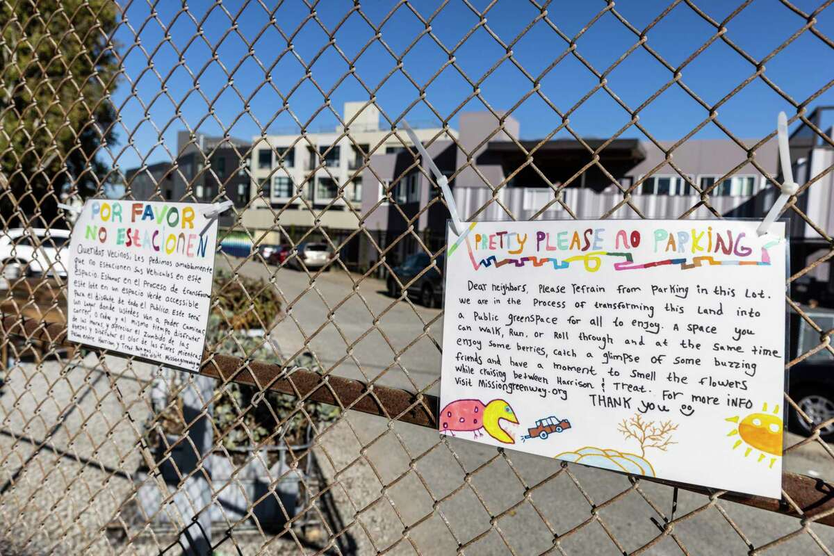 在旧金山Mission社区的栅栏上，一群邻居留下了希望把一块空地变成城市花园的标语。