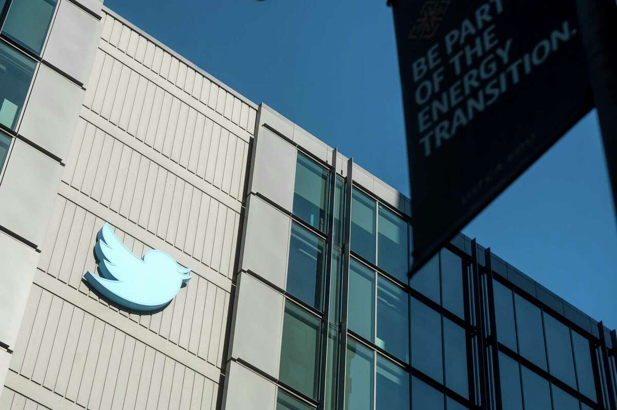Twitter的标志悬挂在该公司旧金山办公室外，可以看到大量以前远程办公的员工涌入。