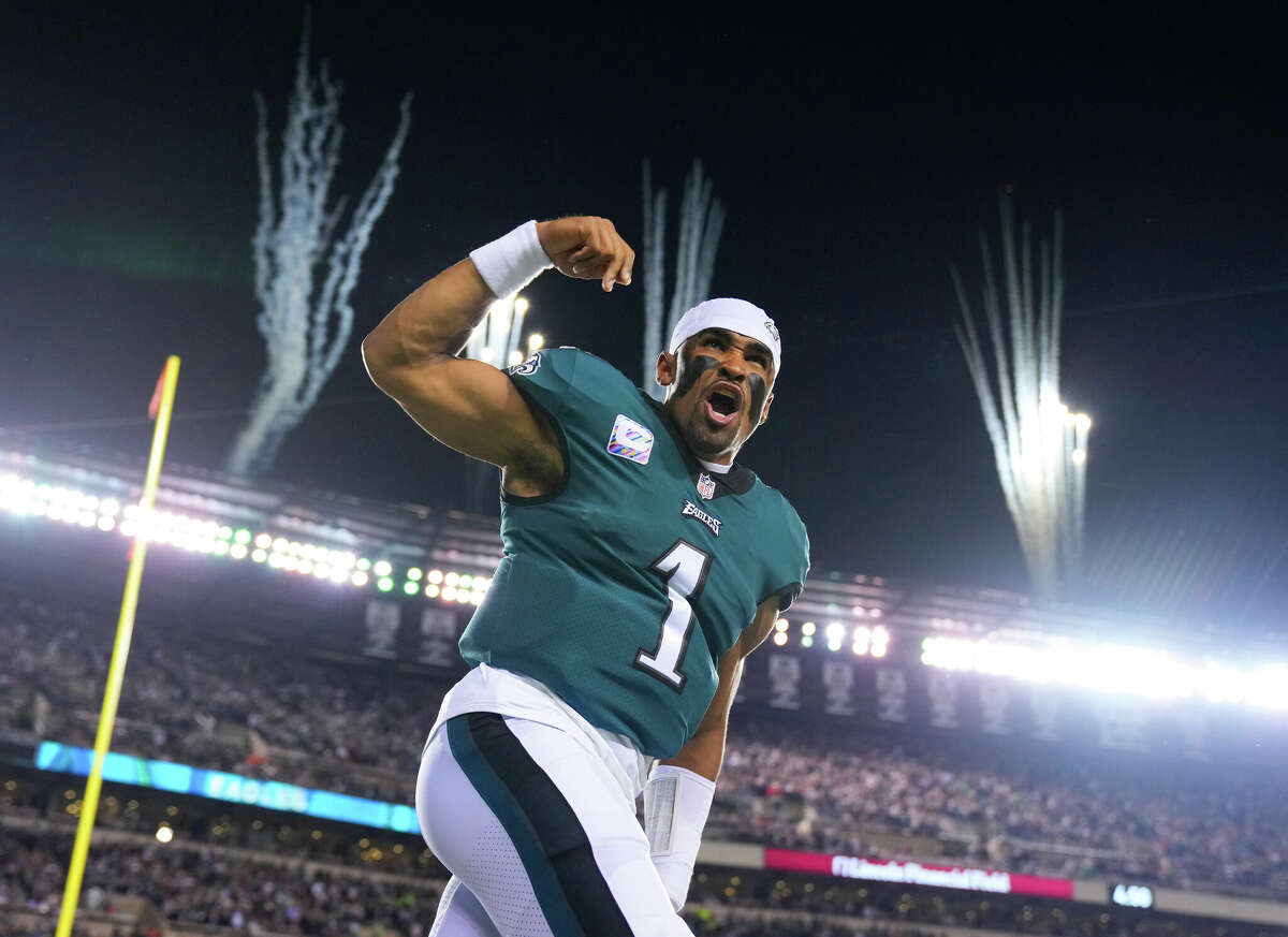 PHILADELPHIA, PENNSYLVANIA - OCTOBER 16: Jalen Hurts #1 of the Philadelphia Eagles runs onto the field prior to the game against the Dallas Cowboyz at Lincoln Financial Field on October 16, 2022 in Philadelphia, Pennsylvania. (Photo by Mitchell Leff/Getty Images)