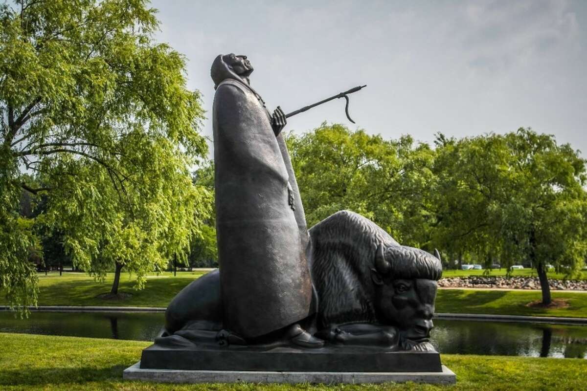  Homage to the Great Spirit,” is simply a sculpture modeled aft  a smaller-scale sculpture created by Marshall Fredericks. The thirteen-foot sculpture, formed  successful  bronze, is presently  located astatine  SVSU successful  the Jo Anne and Donald Petersen Sculpture Garden adjacent to the Museum. 