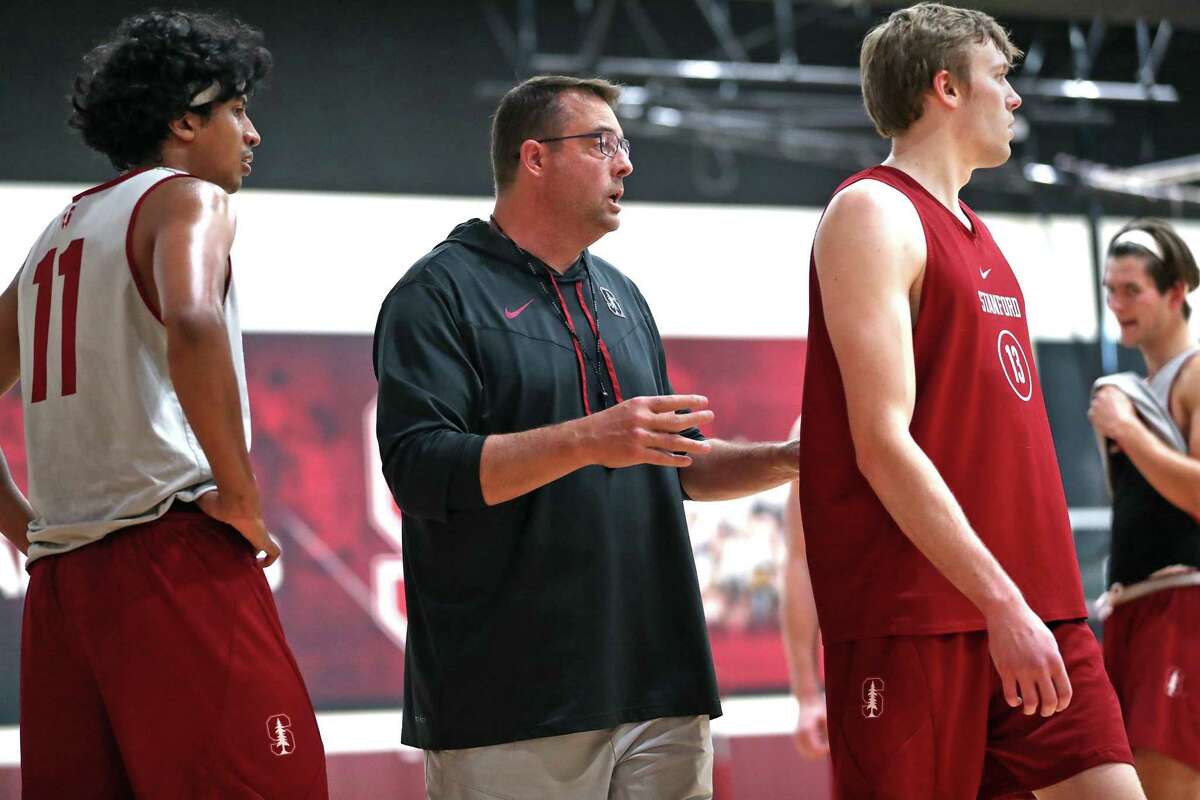 Stanford Men’s basketball head coach Jerod Haase (center), Ryan Agarwal (11) and Michael Jones (13) during practice in Stanford, Calif., on Wednesday, November 2, 2022.