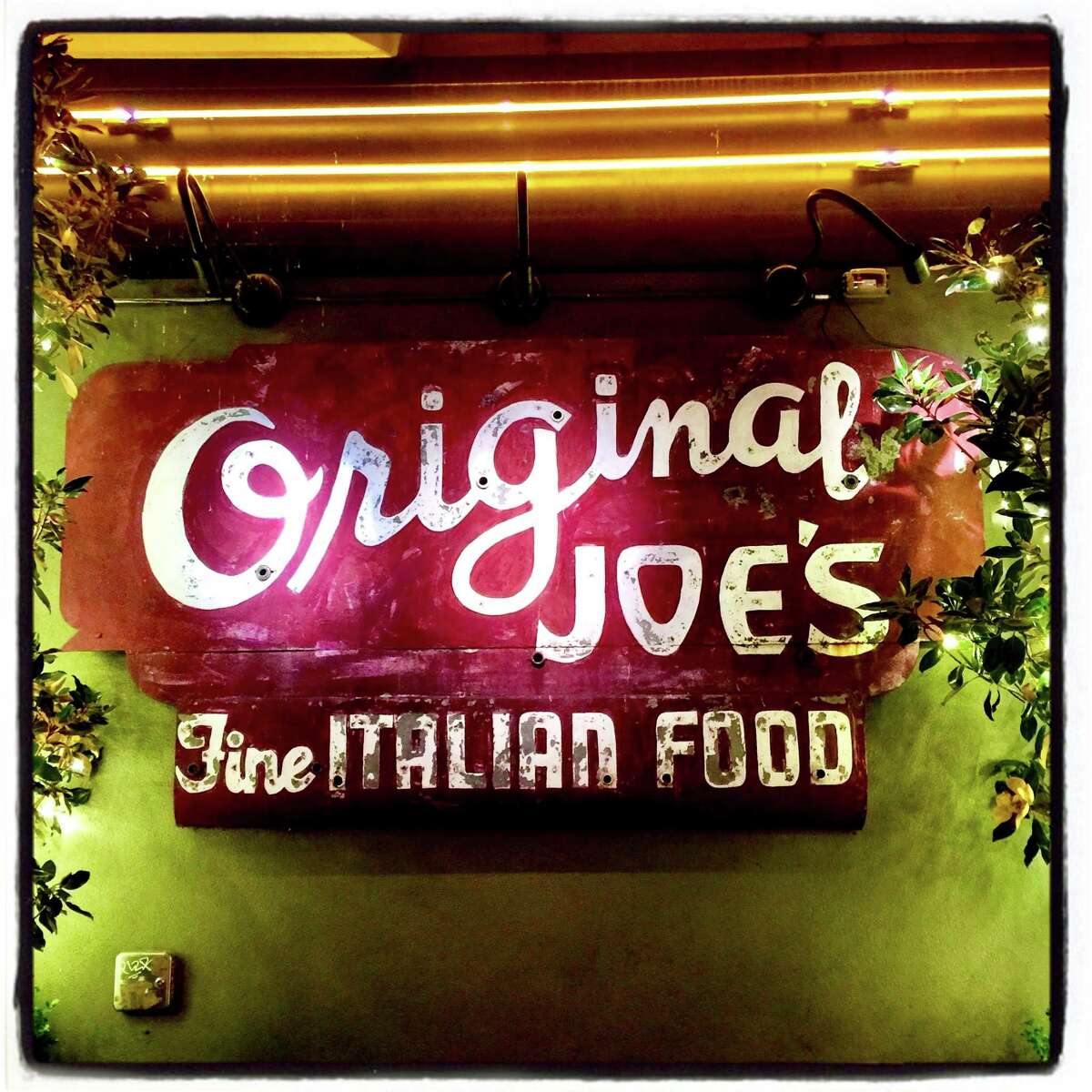 Original Joe's的泰勒街招牌在2007年的大火中幸存下来，并被搬到了北海滩的Original Joe's。