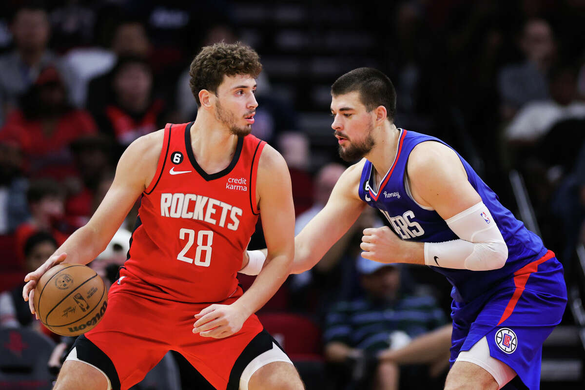 HOUSTON, TEXAS - NOVEMBER 02: Alperen Sengun #28 of the Houston Rockets battles against Ivica Zubac #40 of the LA Clippers during the first half at Toyota Center on November 02, 2022 in Houston, Texas. NOTE TO USER: User expressly acknowledges and agrees that, by downloading and or using this photograph, User is consenting to the terms and conditions of the Getty Images License Agreement. (Photo by Carmen Mandato/Getty Images)