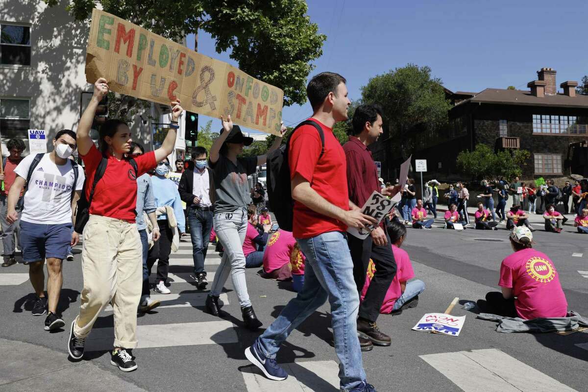 2022年4月26日，工会工人和他们的支持者在加州大学伯克利分校外的欧几里得大道和赫斯特大道的十字路口静坐抗议，阻塞了交通。数千名加州大学的学术学生工作者——助教、博士后和研究人员——在加州大学所有10个校区抗议工作条件和工资。