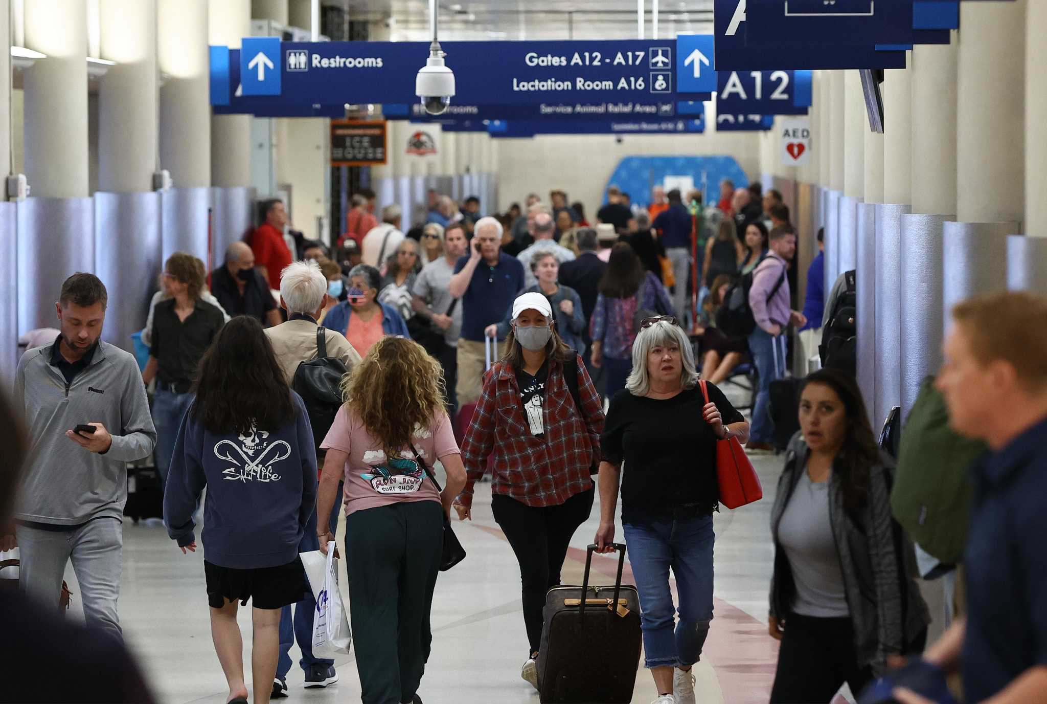 san-antonio-airport-to-add-1-000-parking-spaces-as-holidays-near