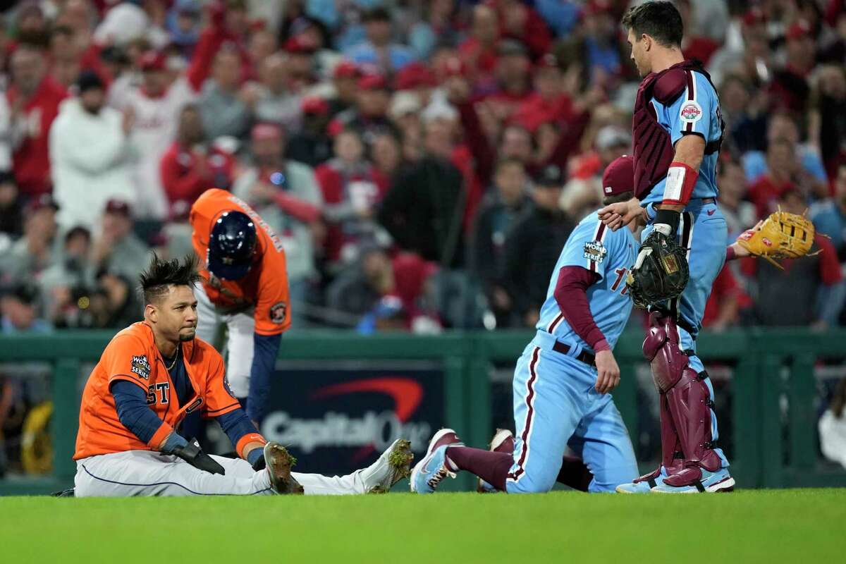 Yuli Gurriel emotional as injury forces him off Astros' roster