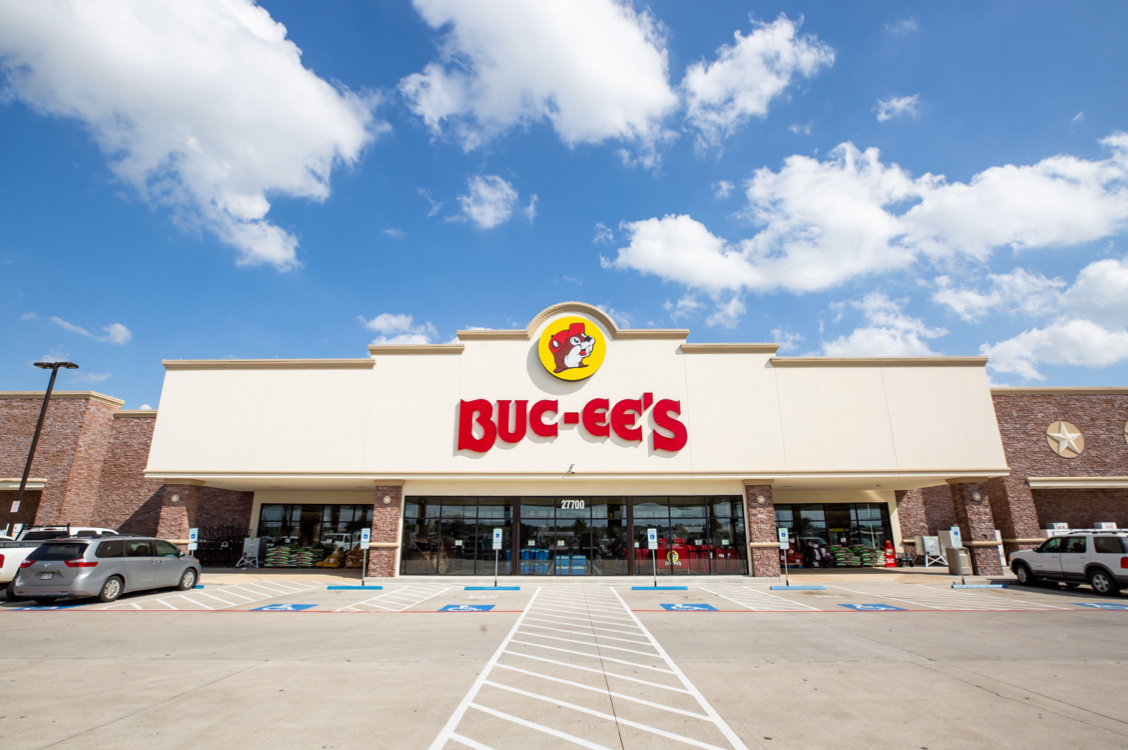 Buc ee s building largest US location in Texas