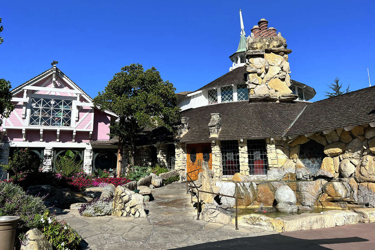 The main hotel building houses two restaurants, three gift shops, and banquet facilities.