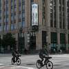 2022年11月4日，周五，加利福尼亚州旧金山，骑自行车的人在市场街骑自行车经过市场街1355号的Twitter总部。