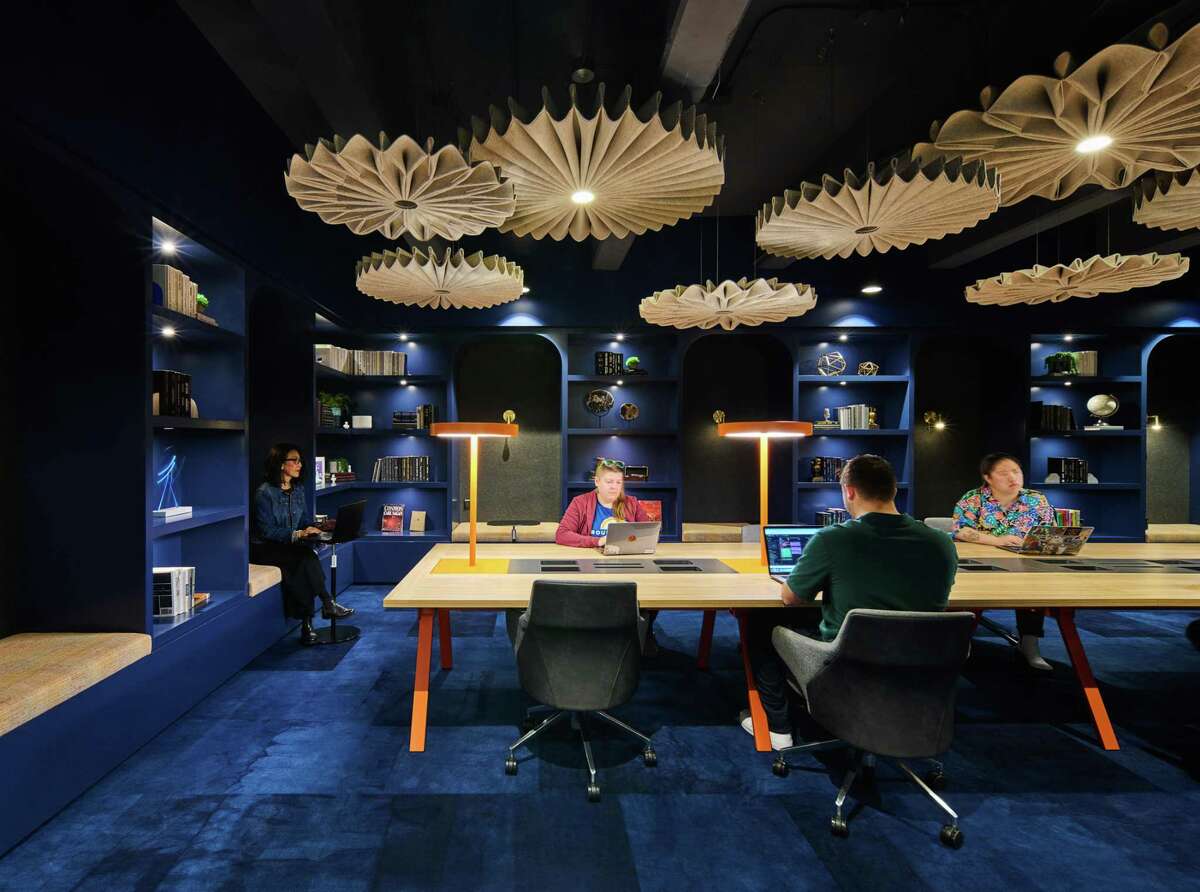 La seu redissenyada de Cloudflare a San Francisco inclou un espai de biblioteca per treballar centrat.